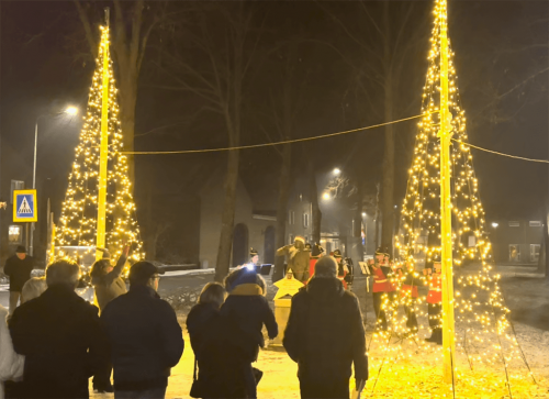 221217-ontsteken-kerstbomen